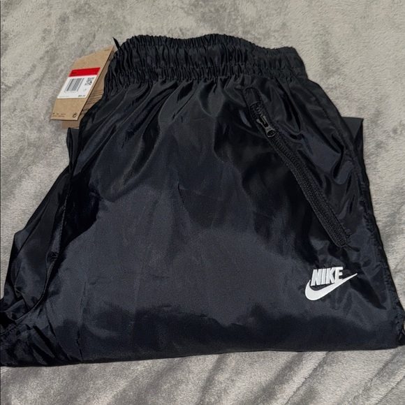 Nike standard fit taper leg regular length Windrunner pants - Picture 7 of 7